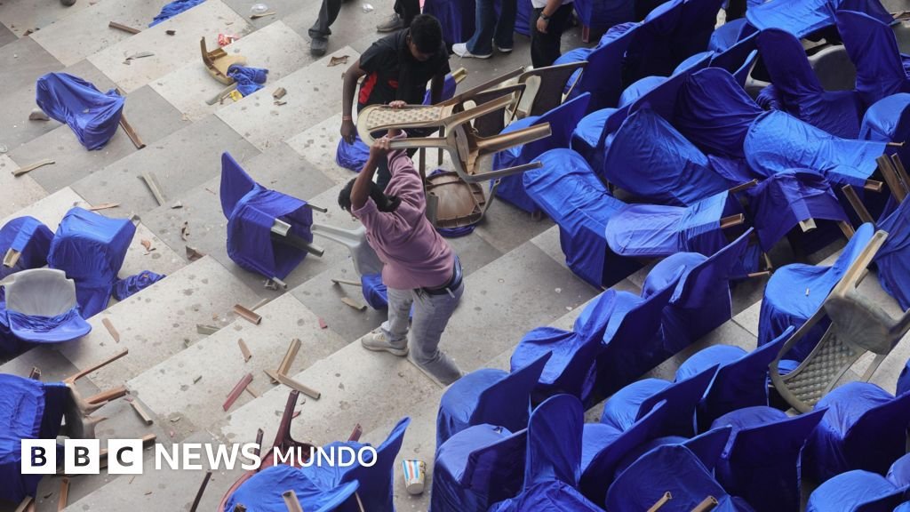 Aficionados enojados arrojan sillas y botellas durante el evento de Messi en India