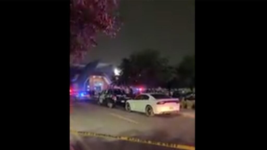 Ejecutan a dos hombres mientras esperaban en el estacionamiento de un centro comercial.