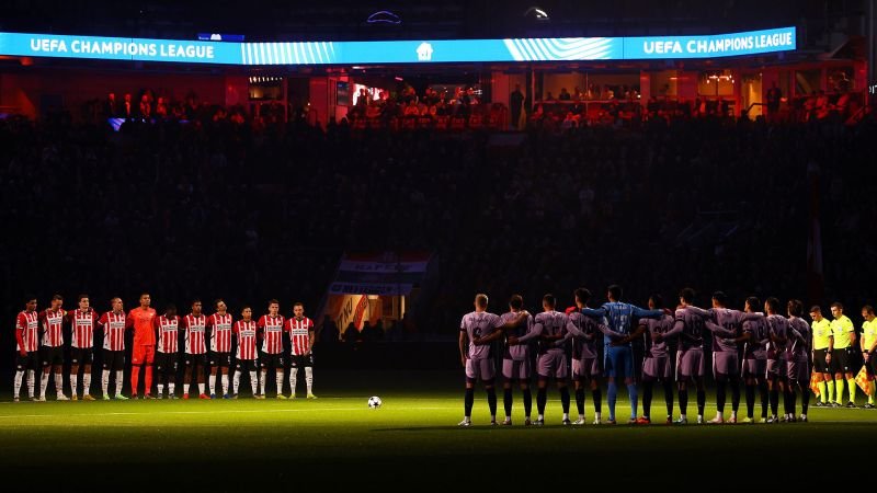 Emotivo homenaje a las víctimas de la DANA en el partido de la Champions League en Valencia