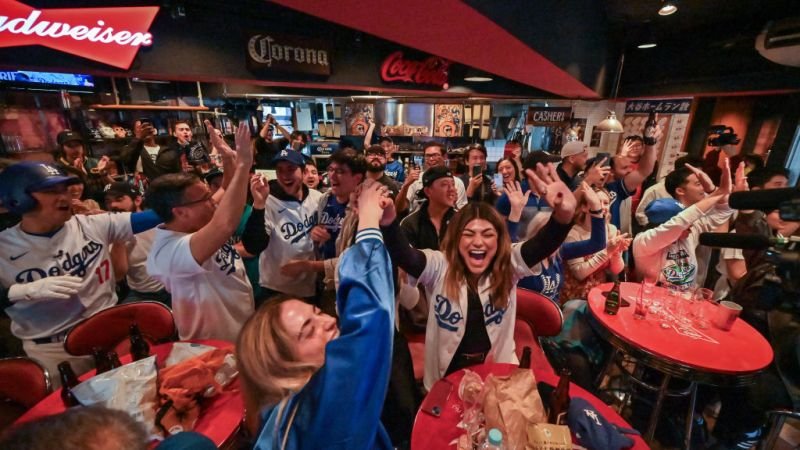 Euforia y celebración: los seguidores de los Dodgers disfrutan su octava victoria en la Serie Mundial en Los Ángeles