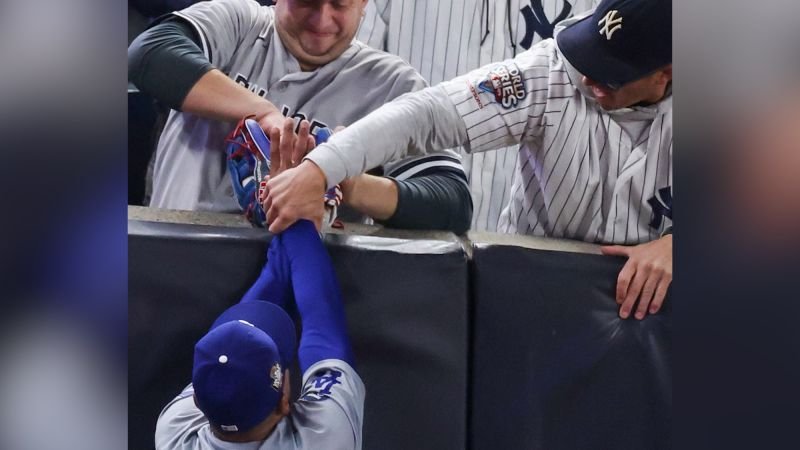 Expulsan a dos aficionados de los Yankees por intentar interferir en una jugada de Mookie Betts