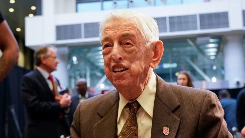 Fallece Lou Carnesecca, legendario entrenador del Salón de la Fama del Baloncesto, a los 99 años tras 24 temporadas con St. John's