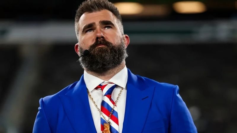 Jason Kelce se disculpa tras ser grabado lanzando un teléfono celular después de un insulto homofóbico de un fanático