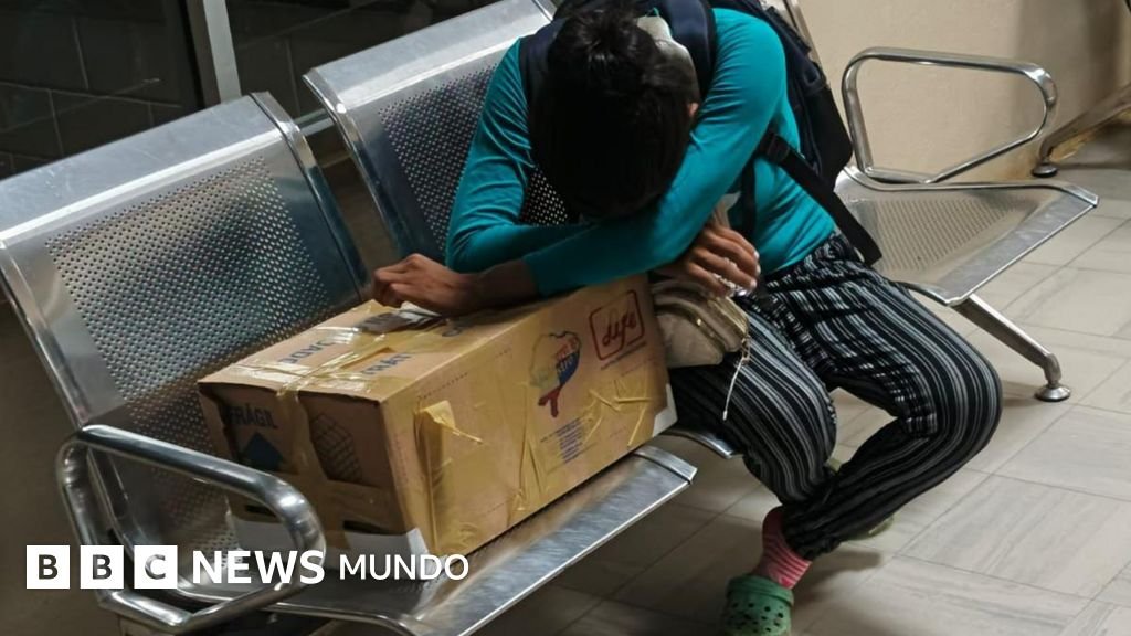 La impactante imagen de una madre recibiendo el cuerpo de su bebé en una caja de cartón y su relación con la crisis sanitaria en Ecuador
