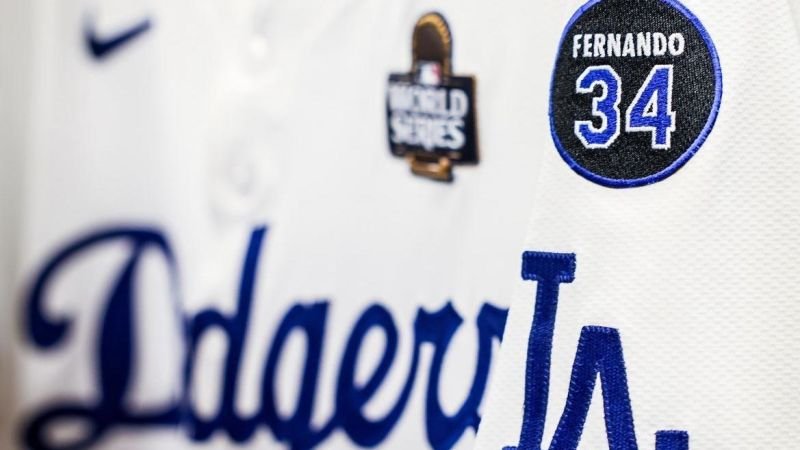 Los Dodgers rinden tributo a Fernando Valenzuela con un parche en la Serie Mundial