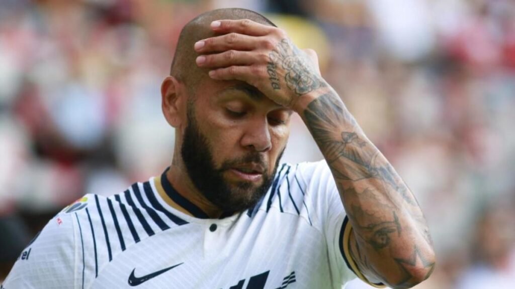 Los Pumas de México presentan una demanda contra Dani Alves ante el TAS por violación de contrato.