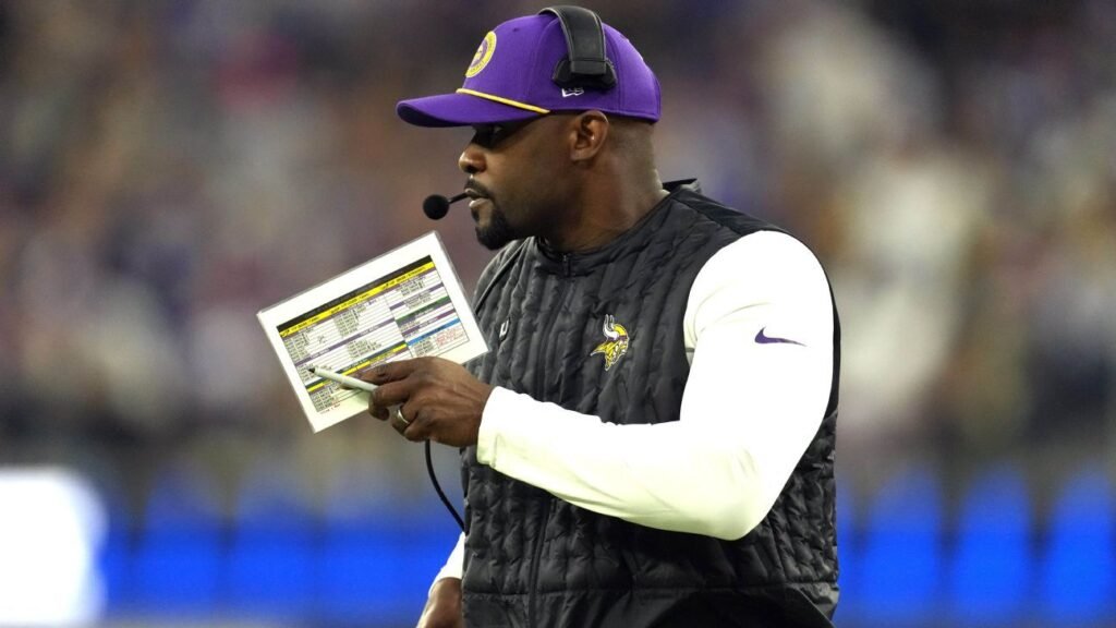 Los Vikings buscan mantener a su coordinador defensivo Brian Flores