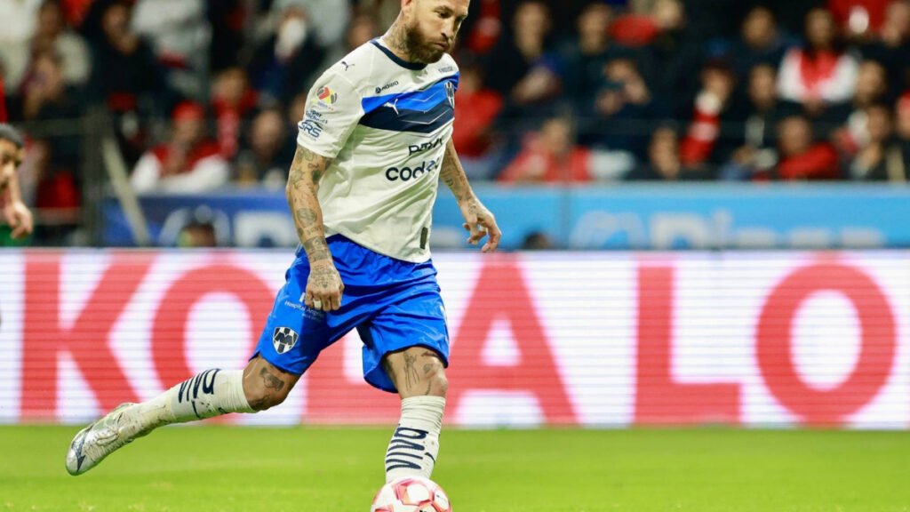 Sergio Ramos ejecuta un penalti a lo Panenka, pero su equipo sufre y recibe seis goles en total.