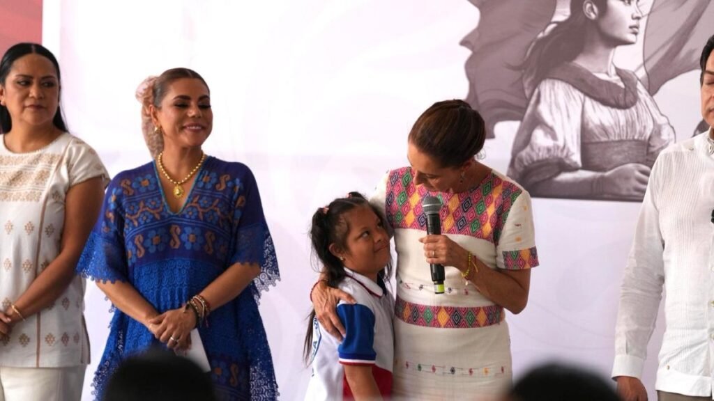 Claudia Sheinbaum distribuye tarjetas de la Beca Rita Cetina en Tecpan de Galeana, Guerrero