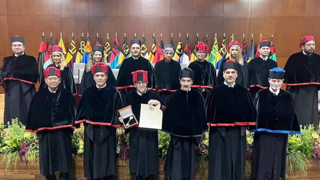 La UAG entrega el Doctorado Honoris Causa al Dr. Arturo Cherbowski