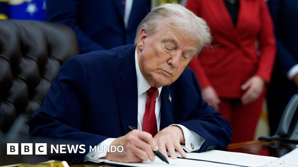 Trump advierte que aplicará aranceles a naciones que exporten petróleo a Cuba