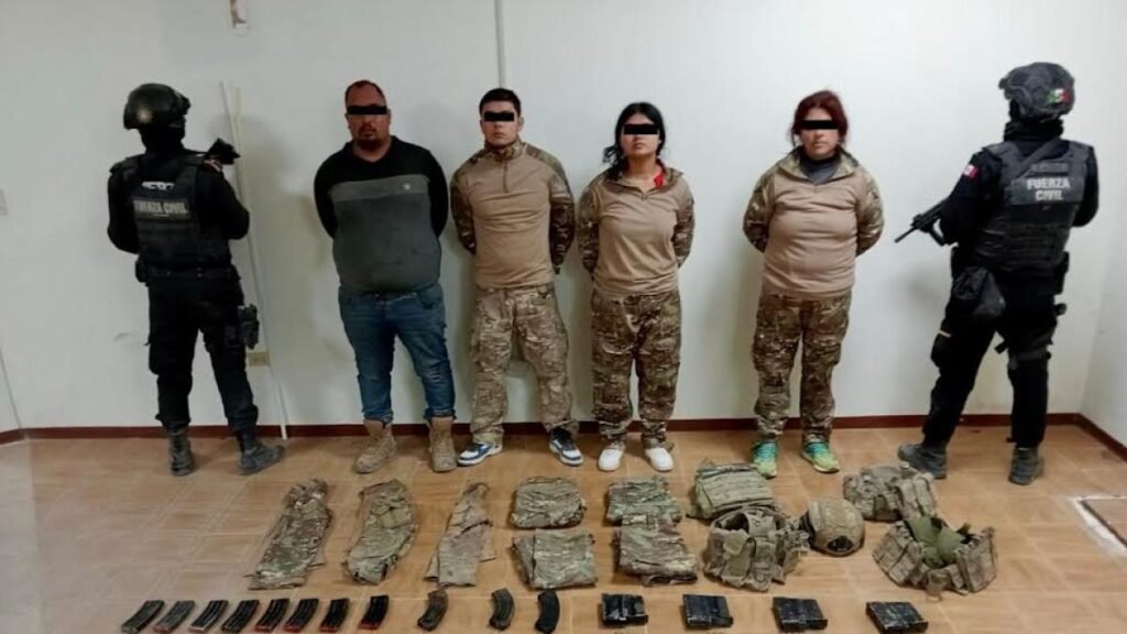 Detienen a cuatro personas con fusiles, municiones y atuendos tácticos.