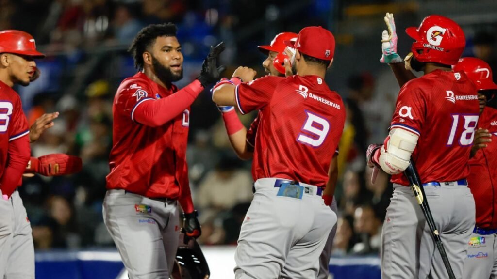 EN VIVO: Puerto Rico abandona corredores en base en el cuarto episodio y Dominicana se mantiene en la delantera.