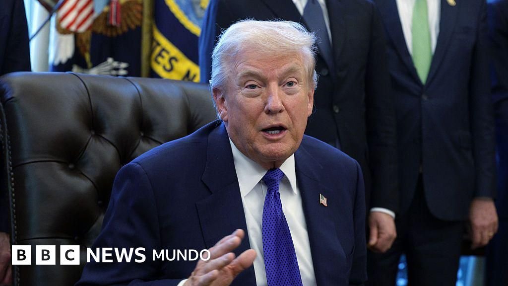 Trump comparte y luego elimina un video ofensivo de Barack y Michelle Obama como simios.