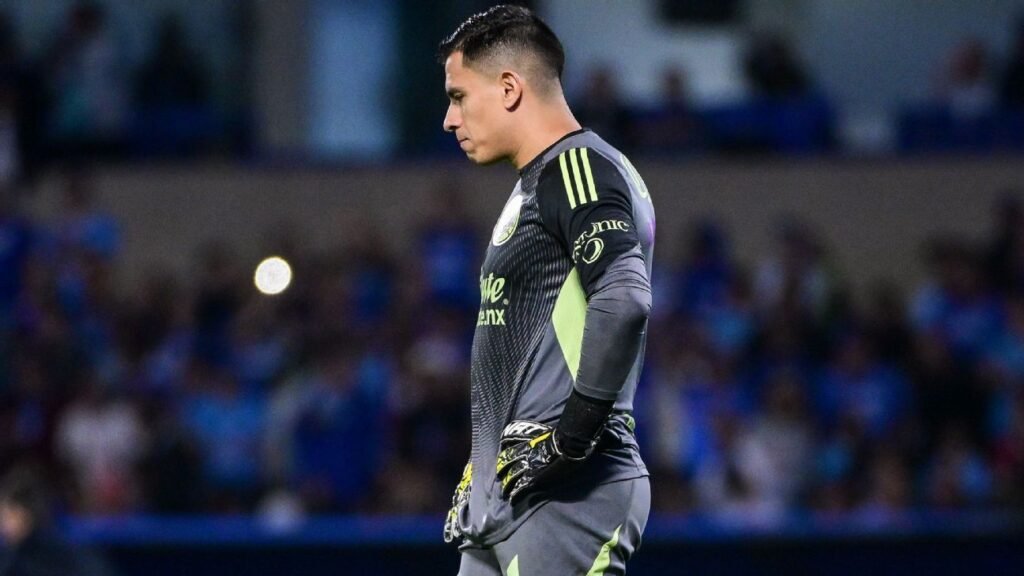 Ángel Malagón se va del partido en camilla debido a una lesión