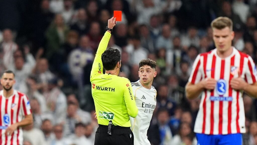 Decisión correcta del árbitro: La roja a Federico Valverde fue justa.