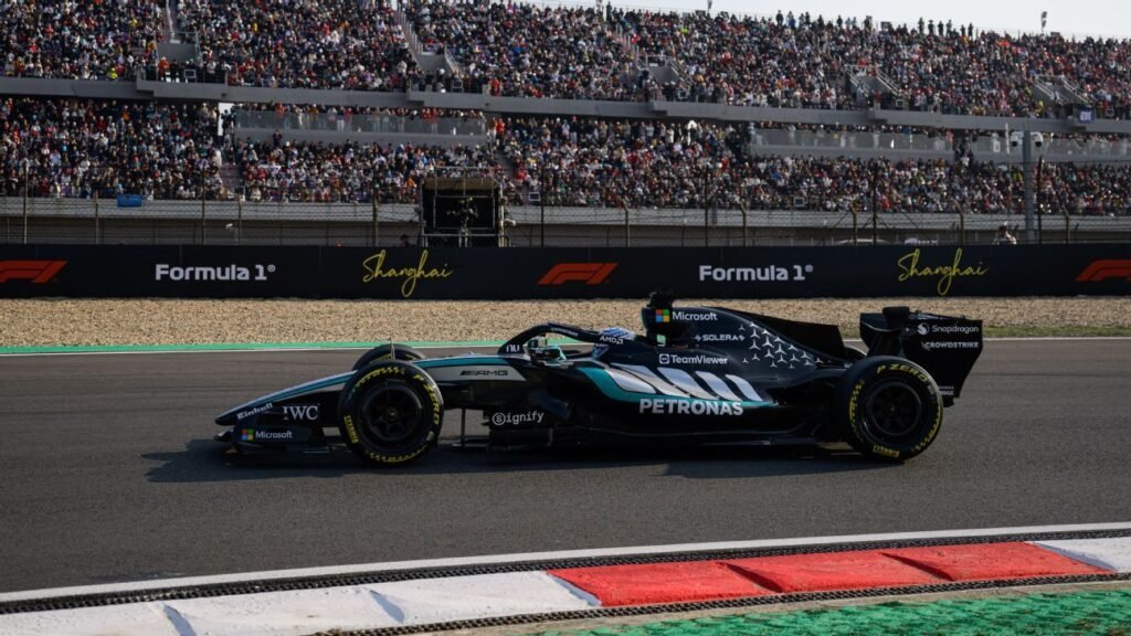 Russell supera a los Ferrari en la carrera Sprint; Checo finaliza en último lugar