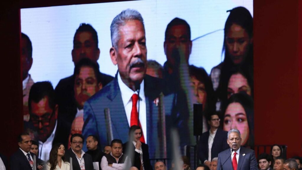 Tereso Medina asume el liderazgo de la CTM en ceremonia de protesta