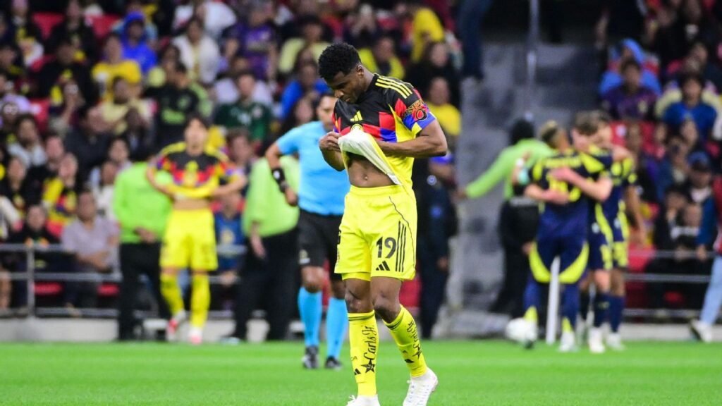 América dejó el campo entre silbidos y protestas de los aficionados