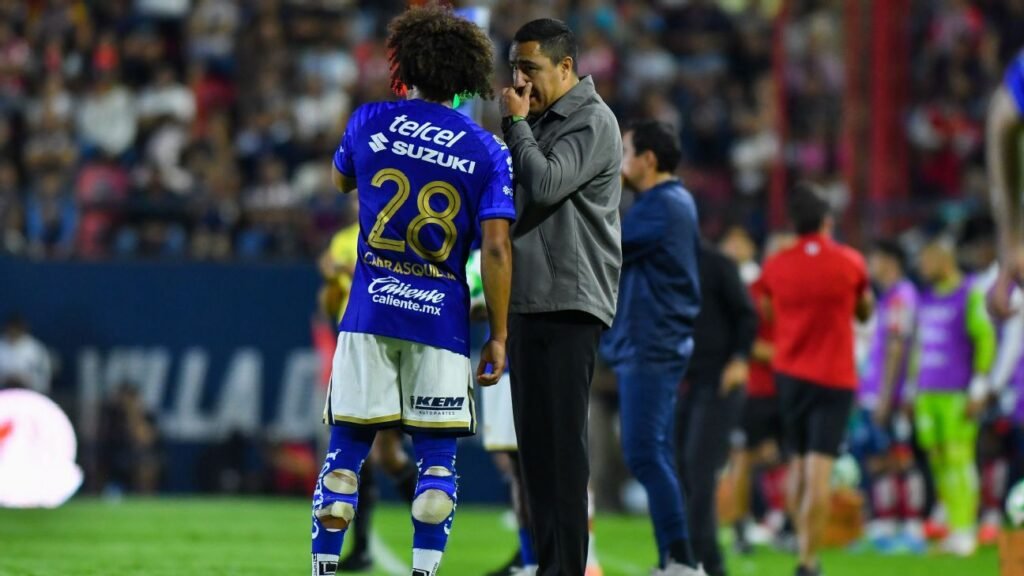 Efraín Juárez celebra el primer logro alcanzado con los Pumas