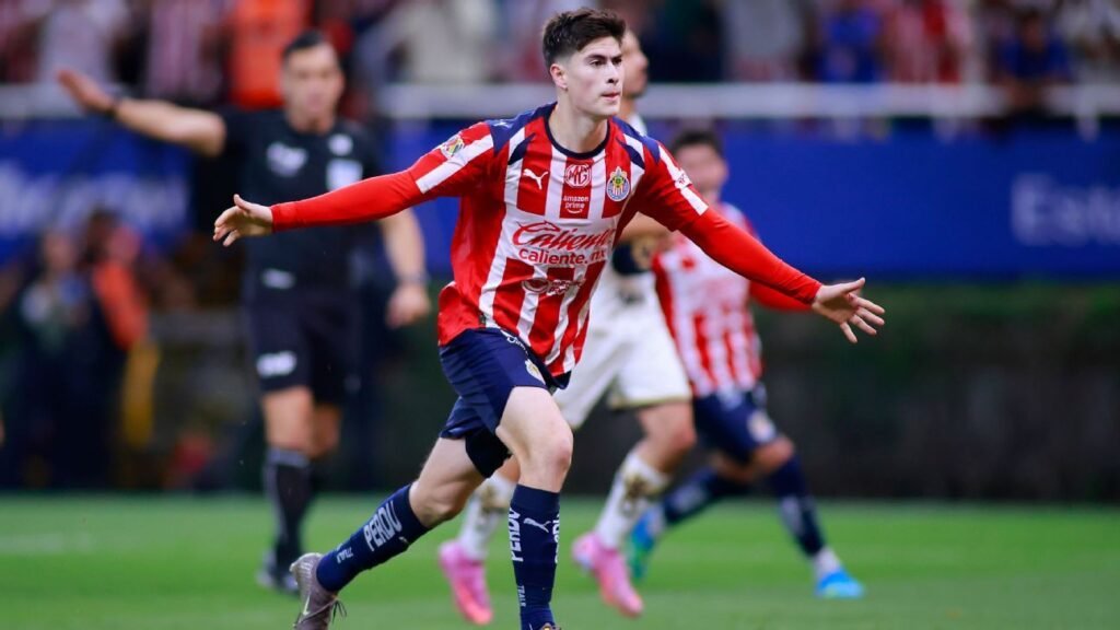 González se destaca con un doblete y mantiene viva la racha de Chivas contra Pumas
