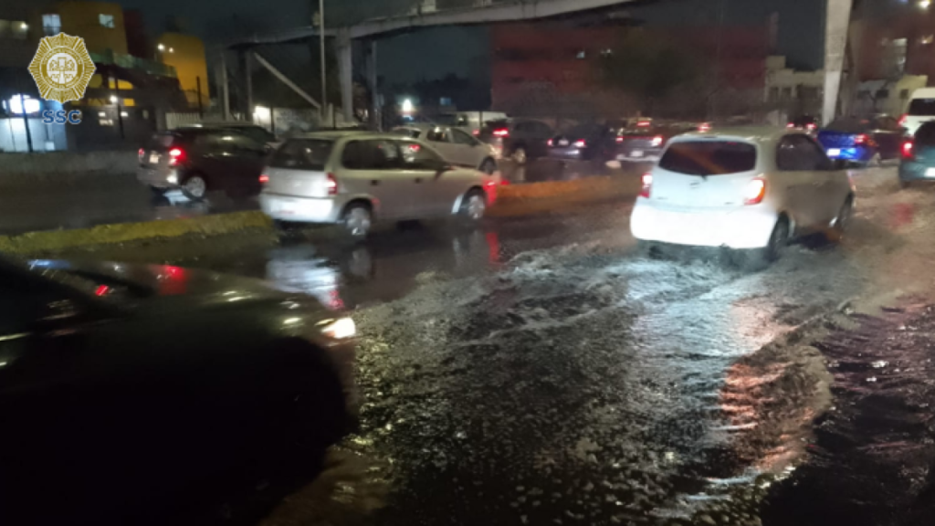 Aguacero causa inundaciones en el Centro Histórico