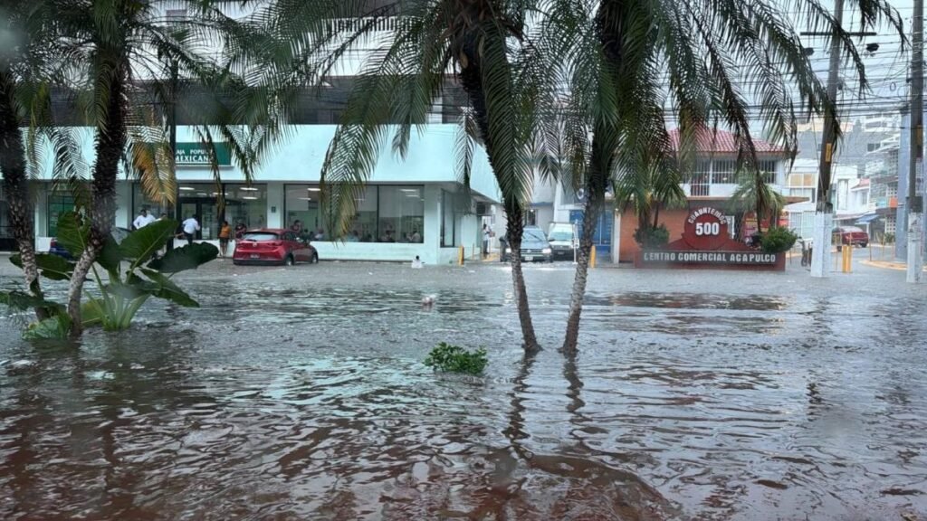Lluvias intensas causan la muerte de una mujer y severas inundaciones en Acapulco