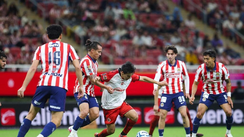 Los seguidores de Chivas se entregaron a Gilberto Mora