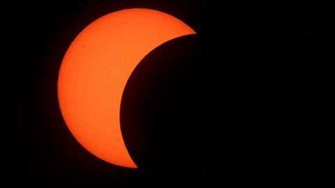 Sigue nuestra transmisión en vivo del eclipse solar total con análisis de astrónomos expertos.