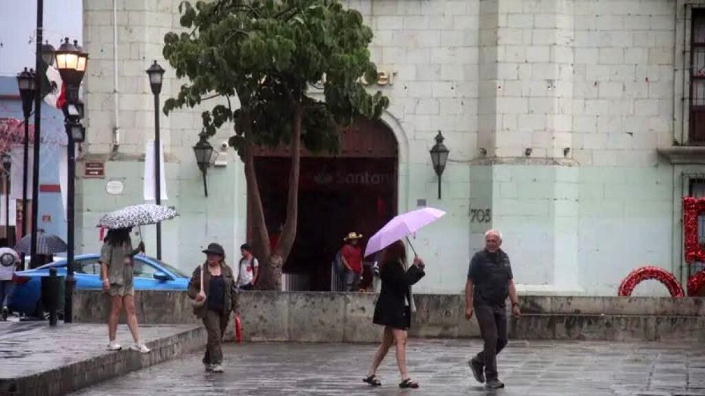 Huracán Polo provoca lluvias intensas, fuertes vientos y oleaje alto en Oaxaca