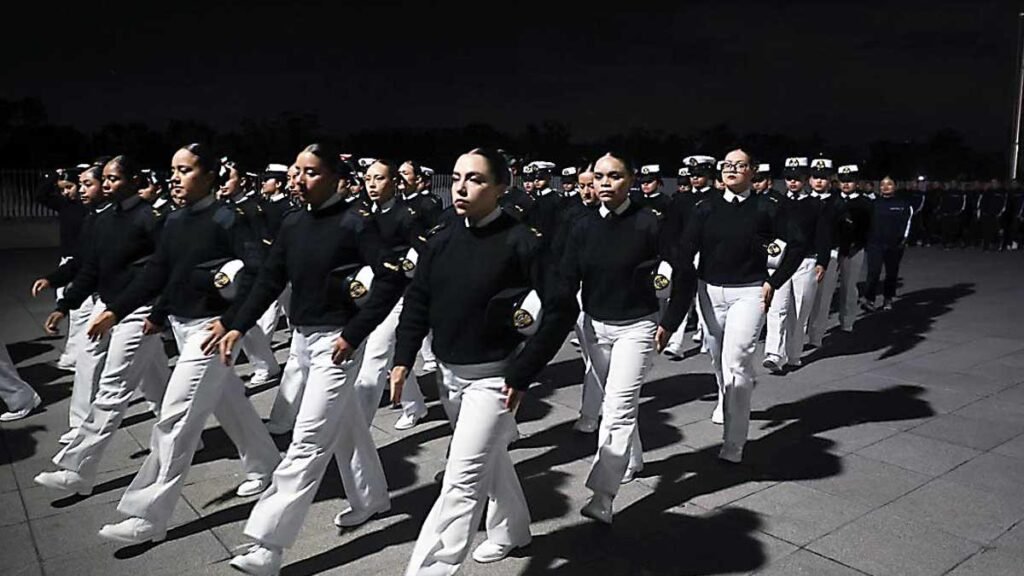 Inicio de la formación de los cadetes de la Semar para el desfile militar