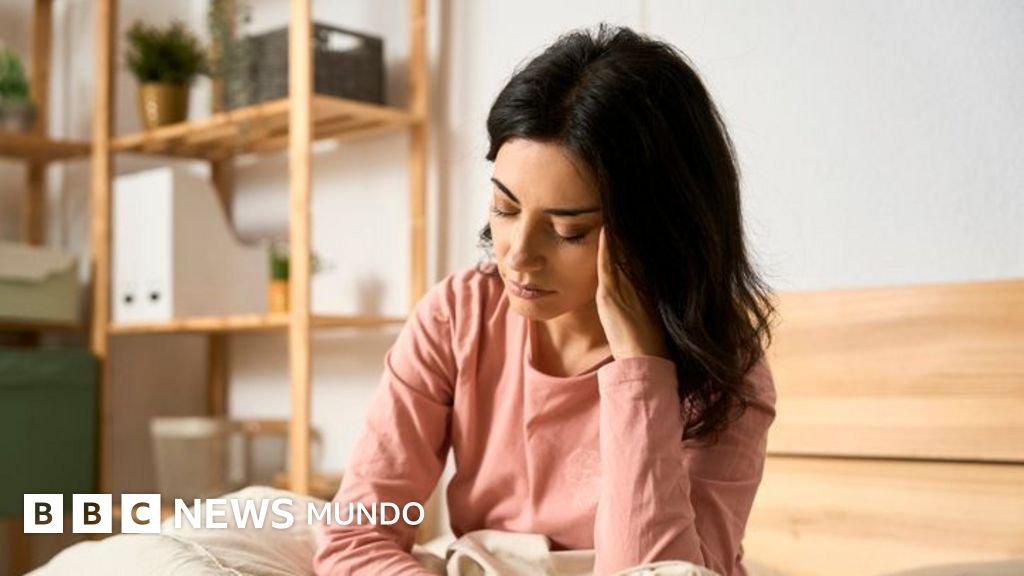Por qué las mujeres padecen más migrañas que los hombres y cómo aliviar el dolor