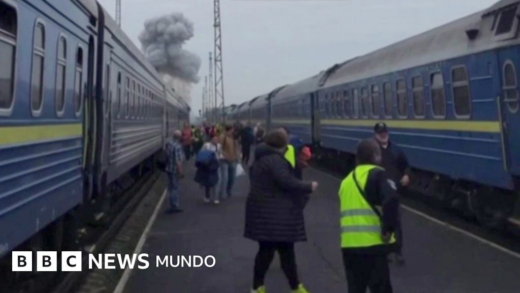 Rusia lanza un ataque a un tren ucraniano tras la salida de Boris Johnson y líderes europeos de la estación