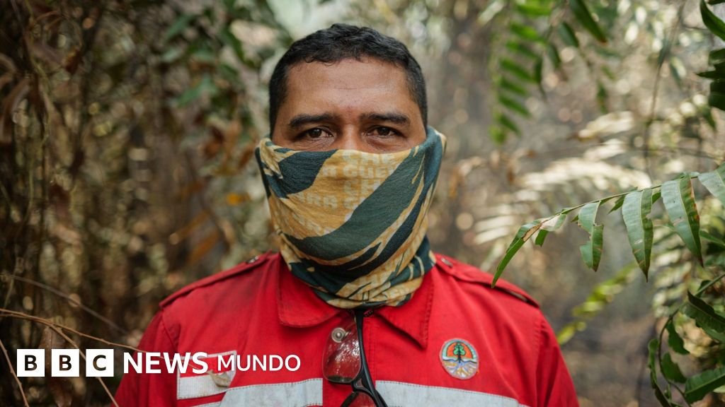 Voluntarios que arriesgan su vida desactivando "bombas de carbono" en los devastadores incendios forestales de Indonesia