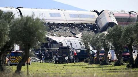 Al menos 68 fallecidos y numerosos heridos tras el choque de trenes de alta velocidad en España