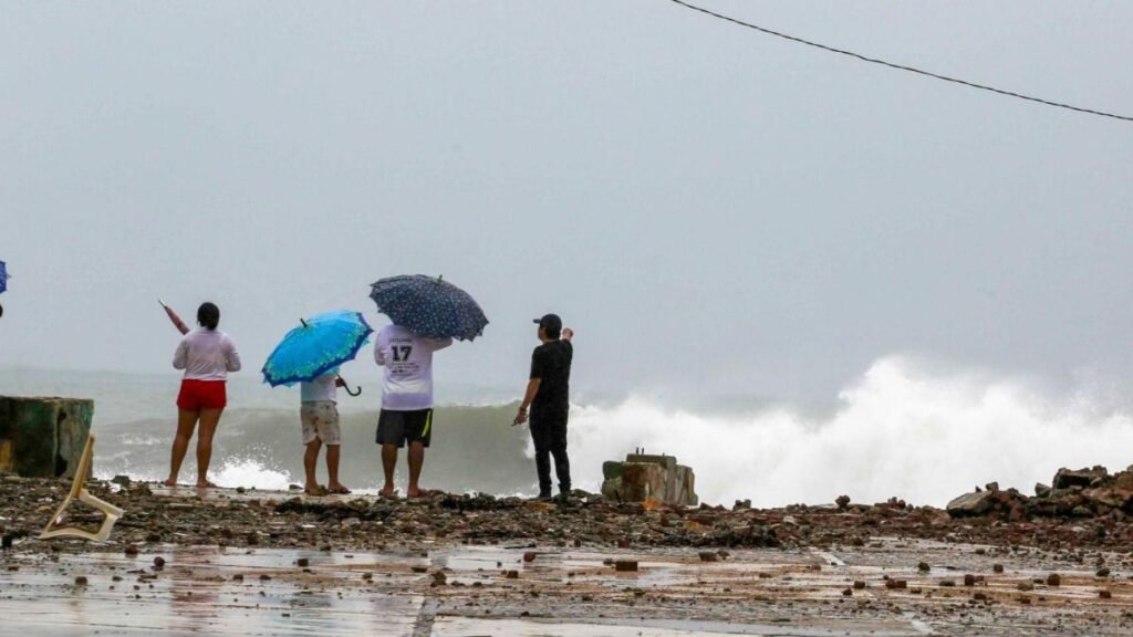 Huracán Rachel se convierte en categoría 1 y sigue generando alertas en el Pacífico mexicano