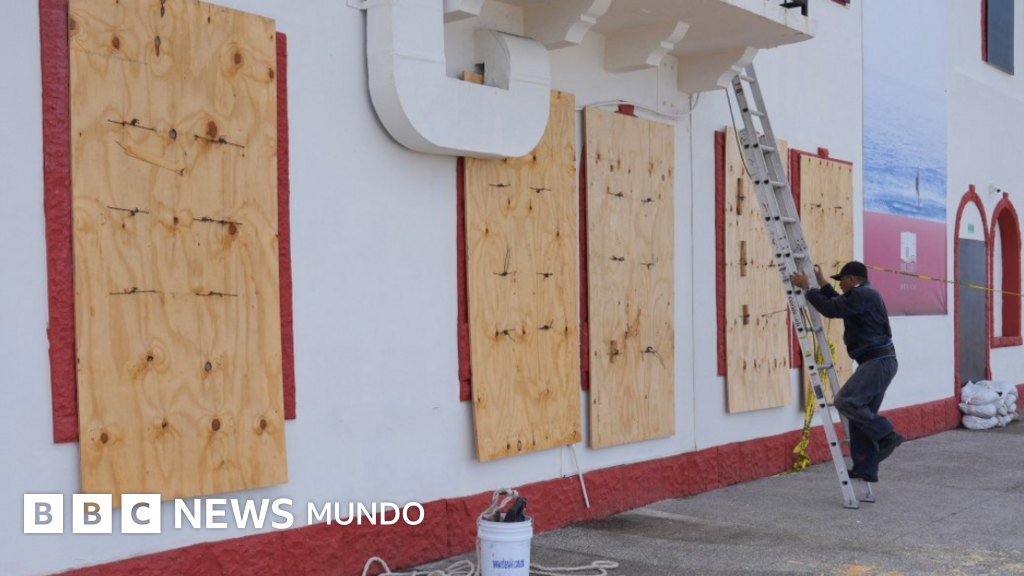 Simón alcanza la categoría 4 como huracán en el Pacífico y se espera su impacto en las costas de México este fin de semana.
